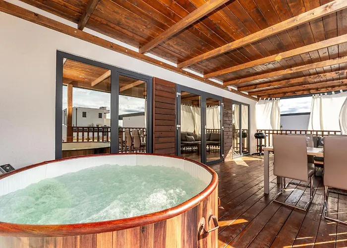 Premium Holiday House 4 * Привлака